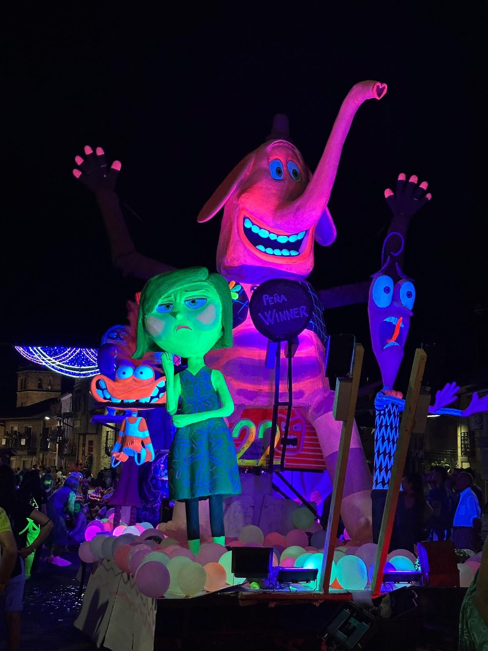 El desfile de carrozas de Aldeadávila vuelve a llenar de luz y color las calles en sus fiestas