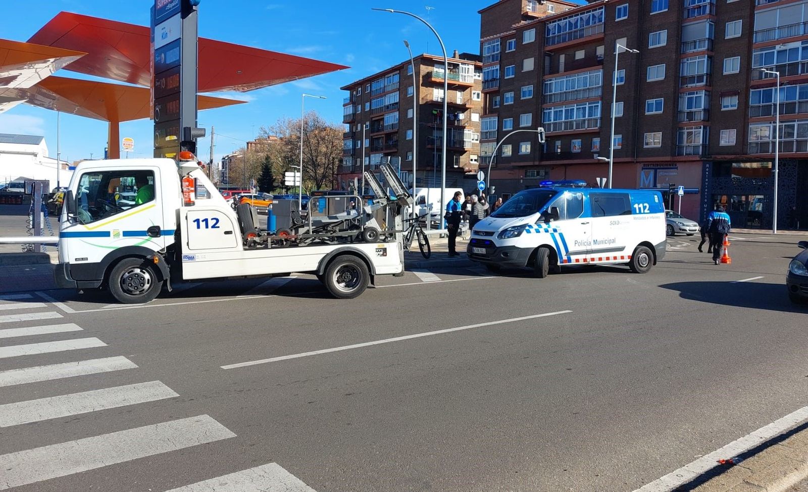 Colisión entre un turismo y un ciclista en calle Villalpando