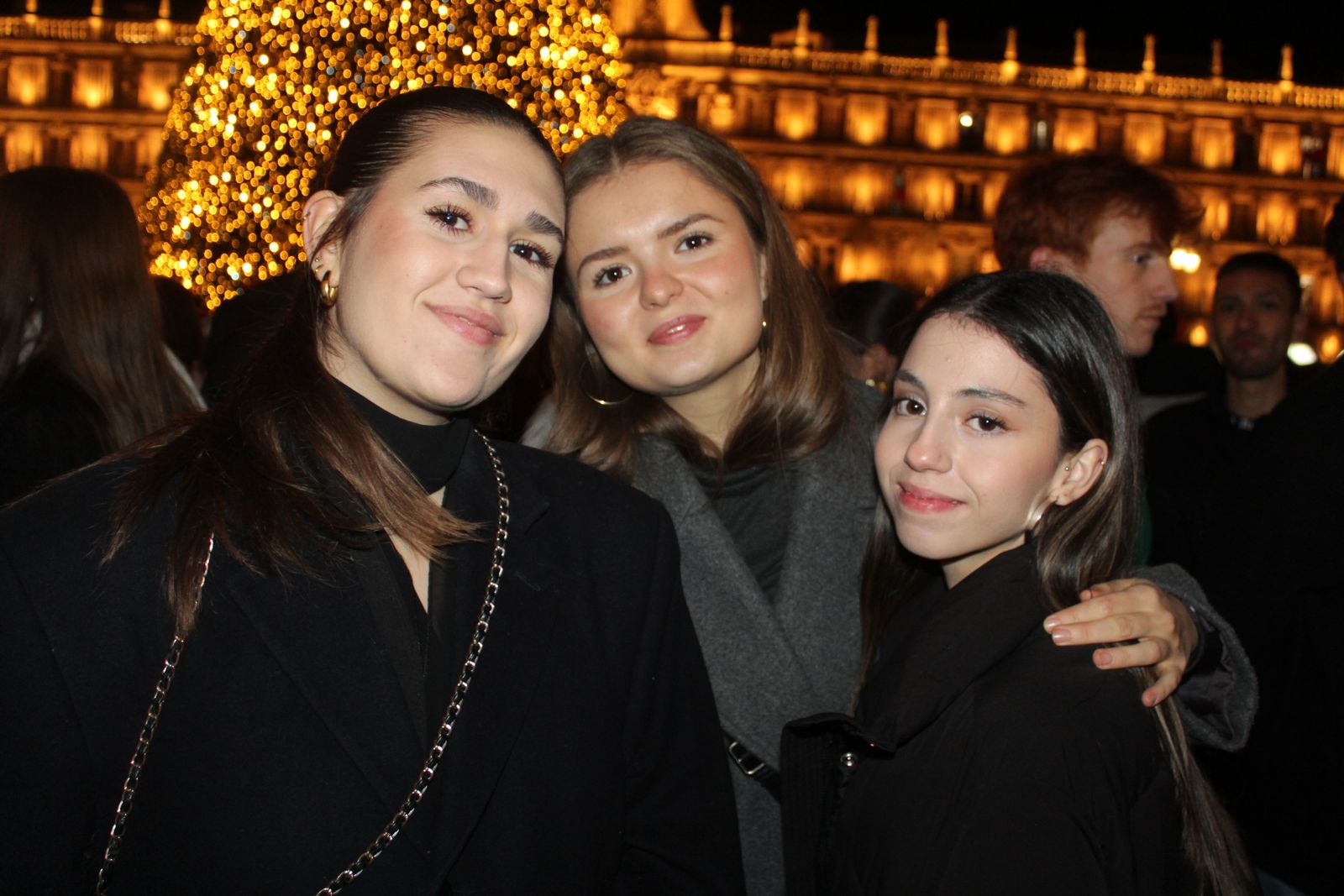 Miles de personas disfrutan de las campanadas y la fiesta del Fin de Año Universitario
