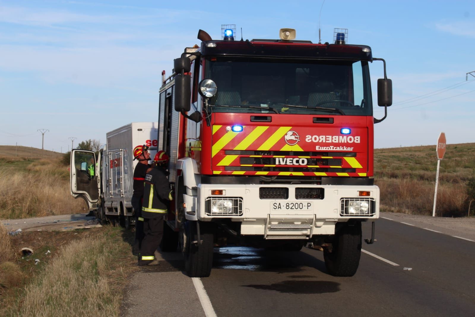 Atrapados dos ocupantes de una furgoneta tras colisionar contra un tractor en Nava de Sotrobal