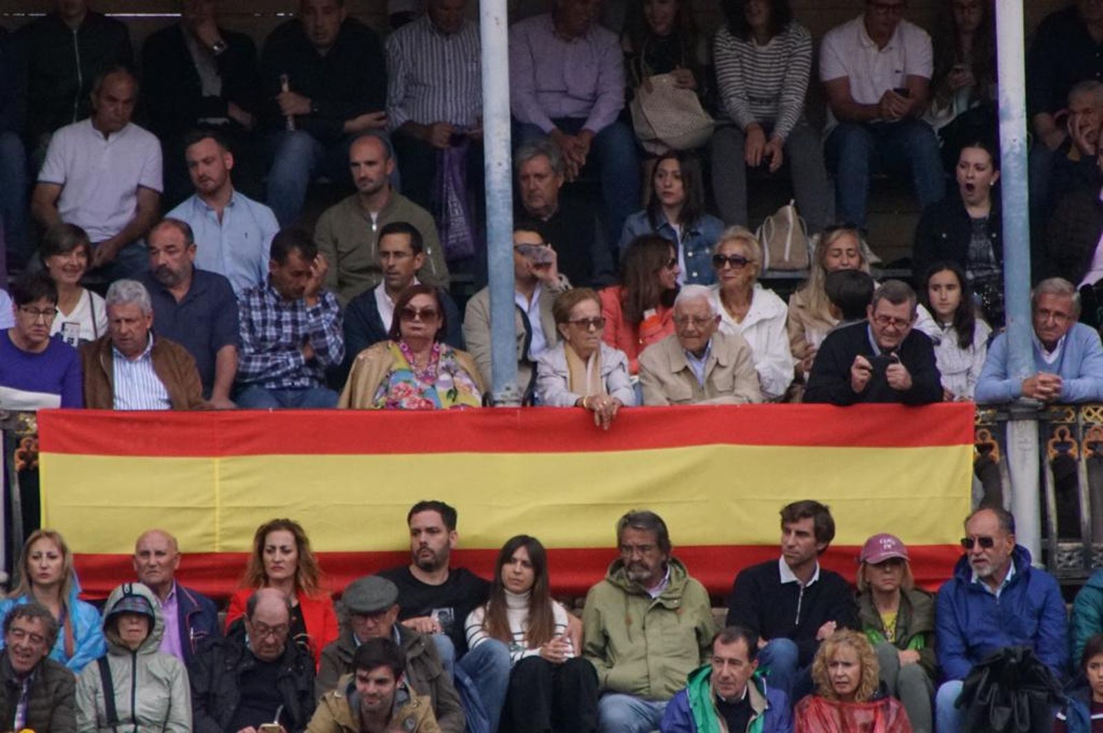tendidos-de-la-glorieta-durante-la-corrida-de-garcia-y-olga-jimenez-56