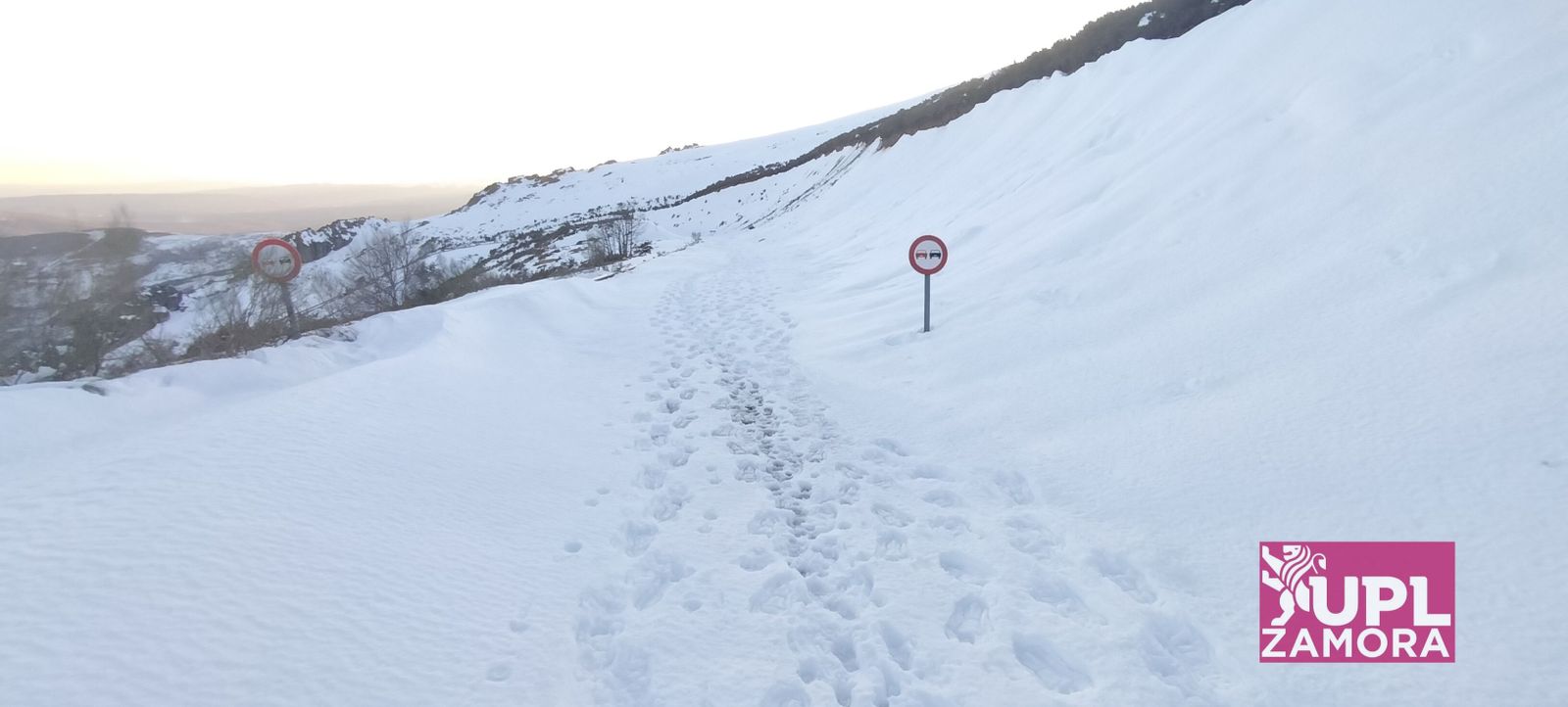Carretera entre Sanabria y Cabrera por la gran acumulación de nieve. Foto: UPL.