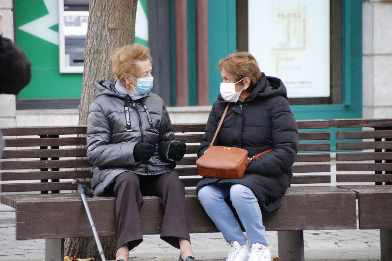 Dos señoras mayores charlan en un banco en una fría jornada en Salamanca. Foto: SALAMANCA24HORAS.