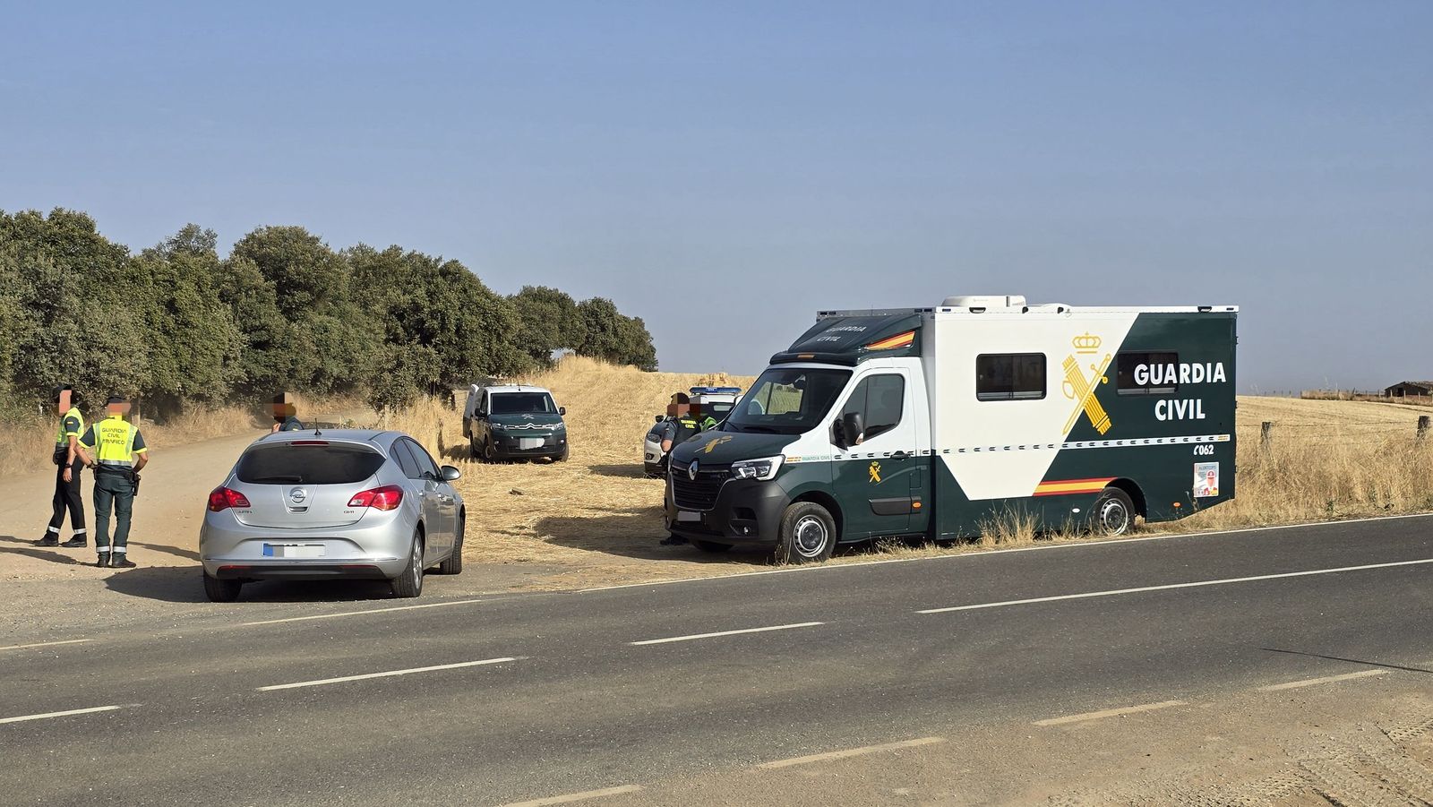 Sigue la rave con cientos de campistas en el entorno del pantano de Santa Teresa