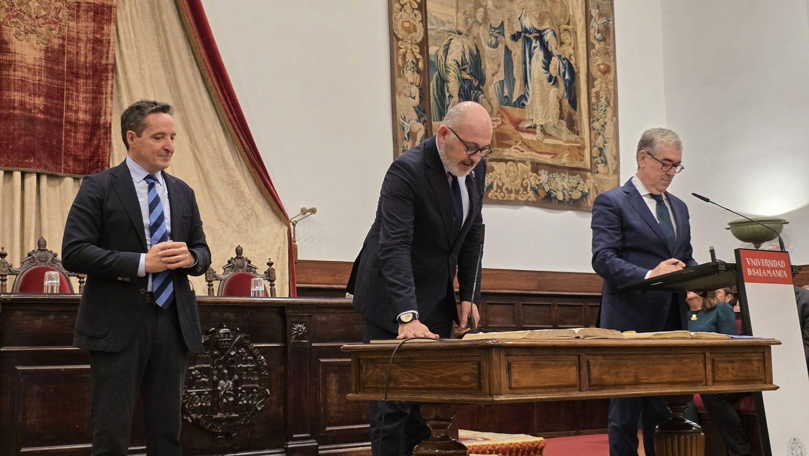 El rector de la Universidad de Salamanca preside el acto de toma de posesión de nuevos cargos académicos y del personal docente e investigador