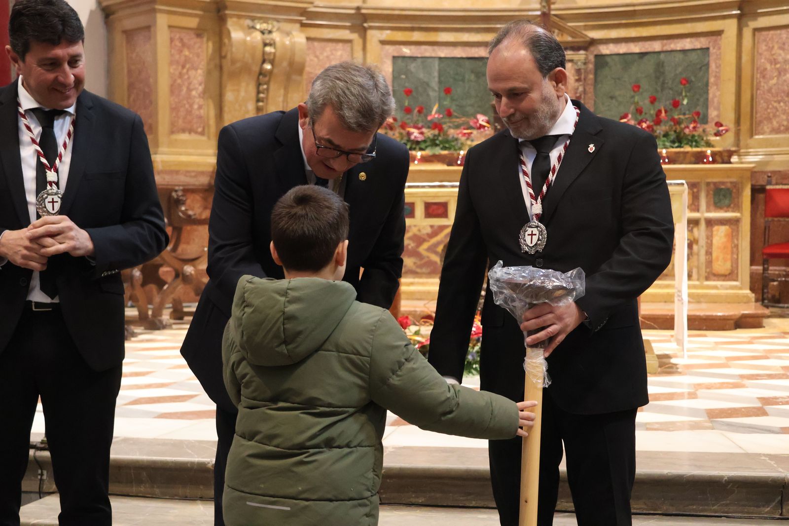 entrada-de-nuevos-hermanos-de-la-cofradia-del-silencio-12
