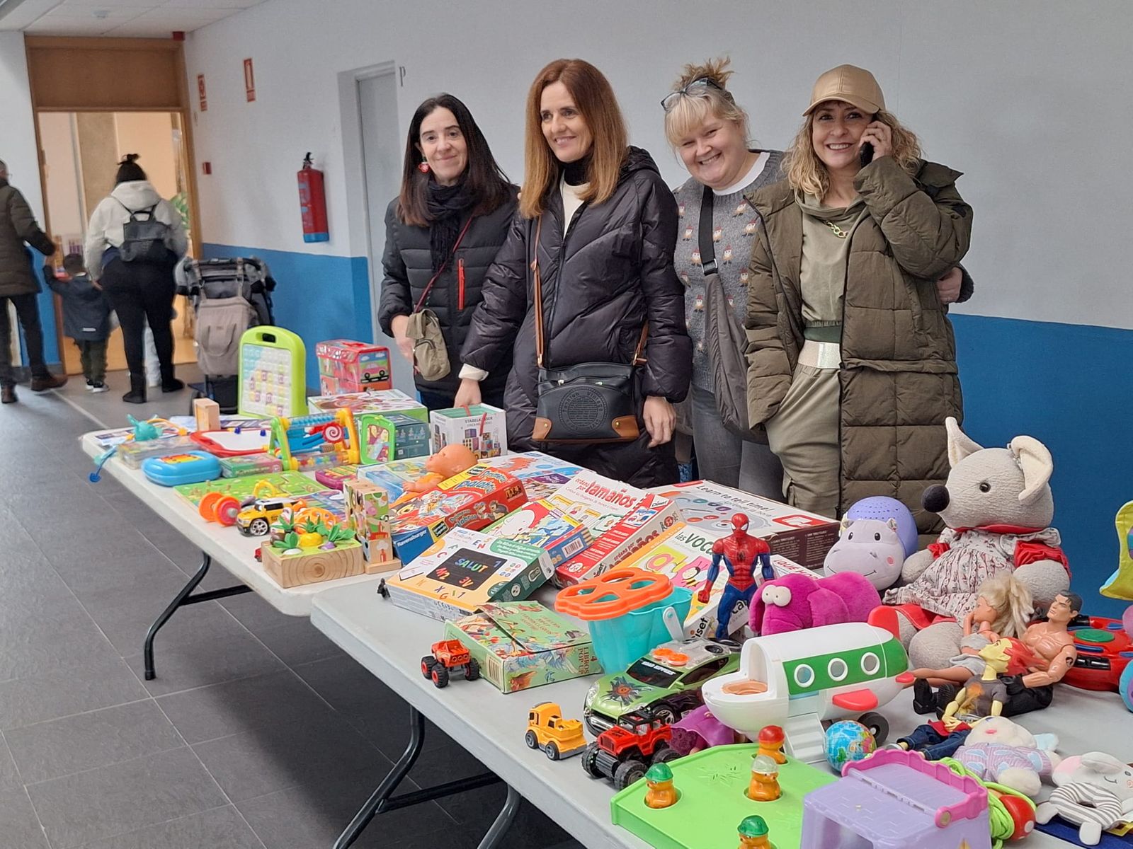 Hinchables, mercadillo y visita de papa Noel en Villamayor (24).jpeg