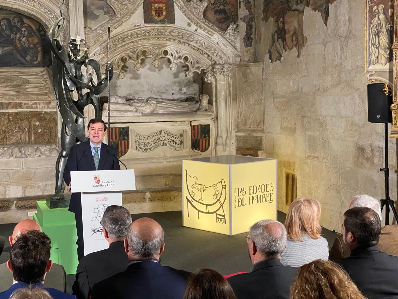 Alfonso Fernández Mañueco en su visita a las Edades del Hombre este lunes