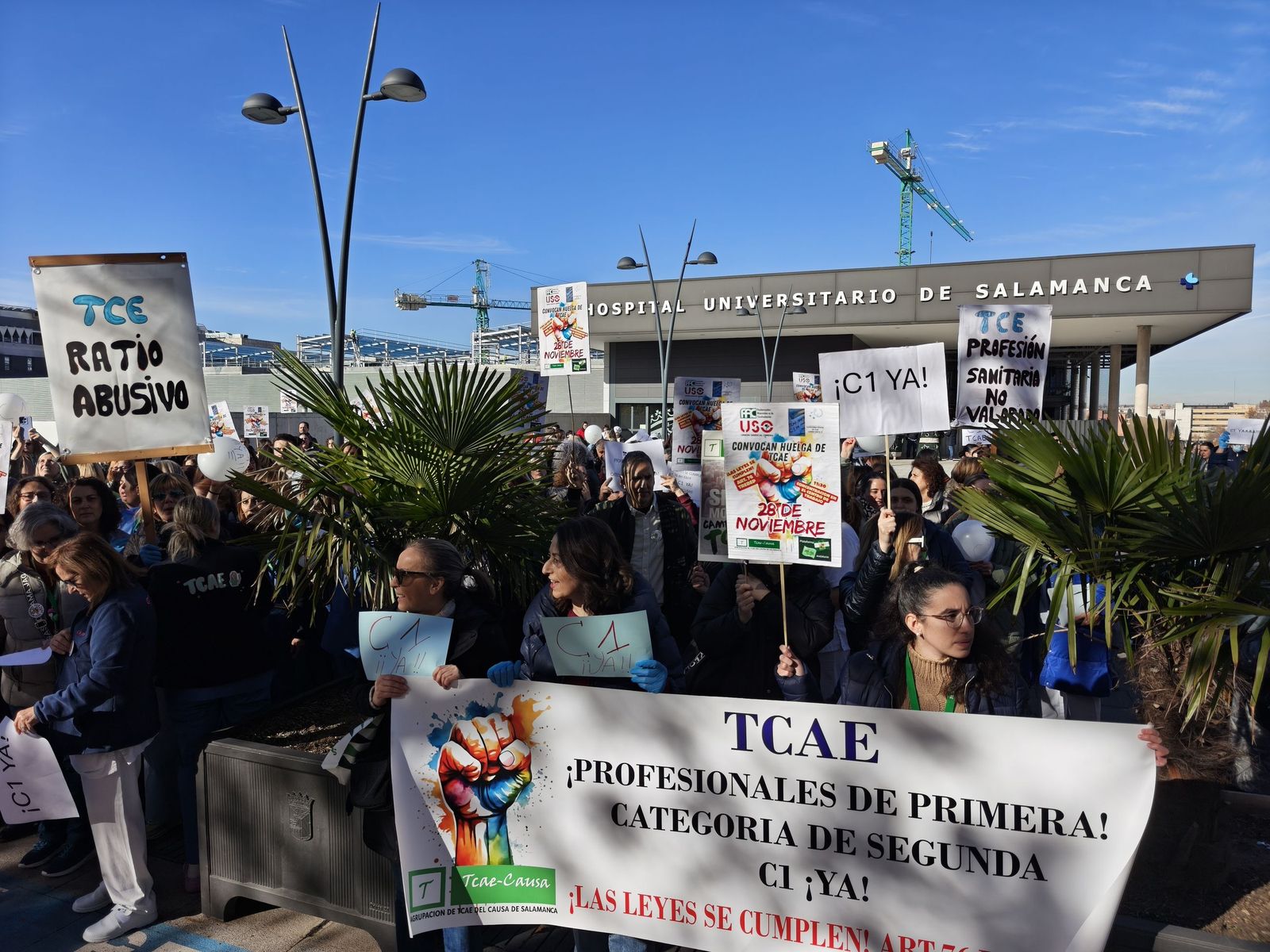 Las TCAEs de Salamanca se concentran a las puertas del hospital de Salamanca