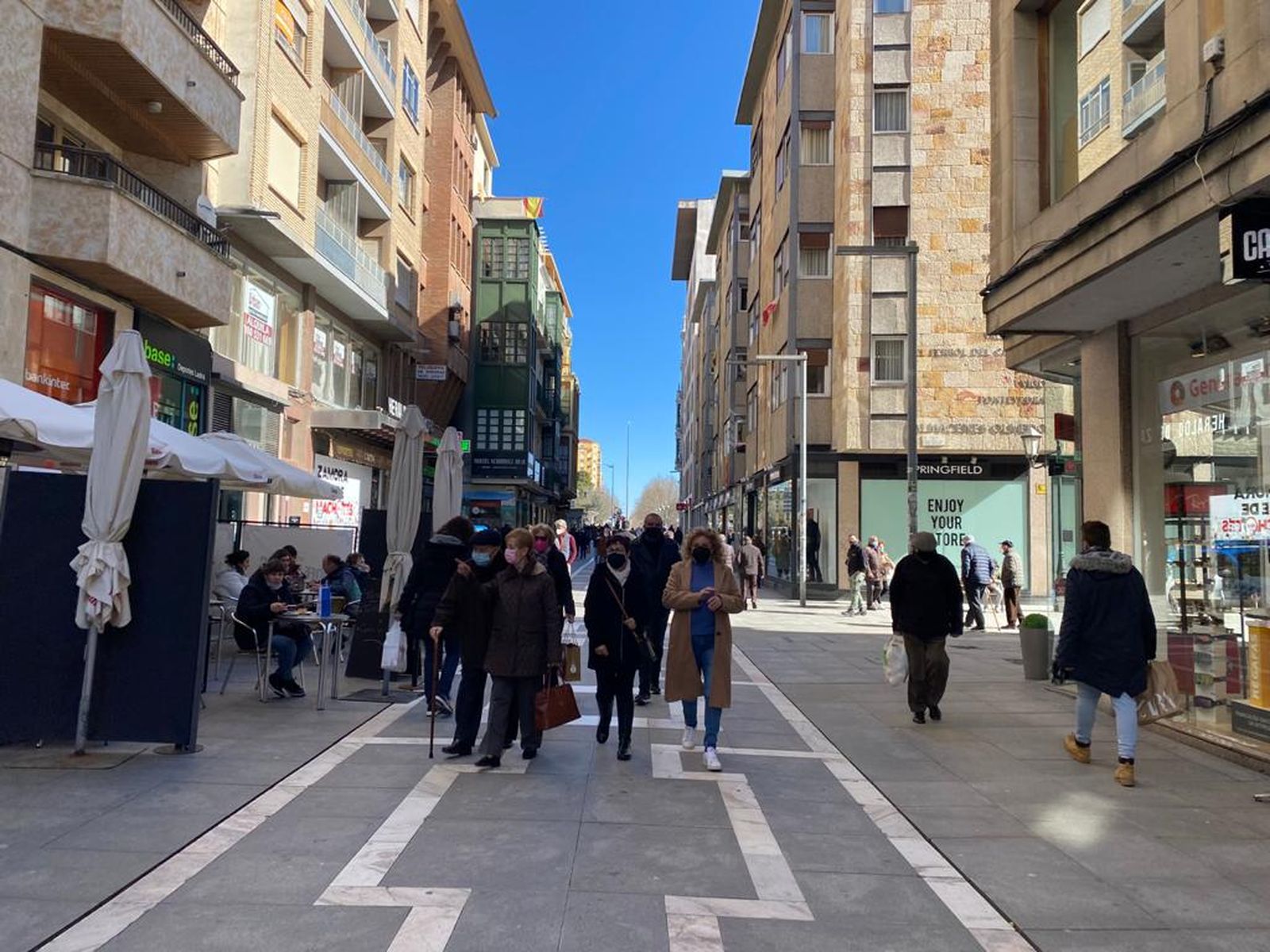 Ciudadanos pasean por Santa Clara. Archivo