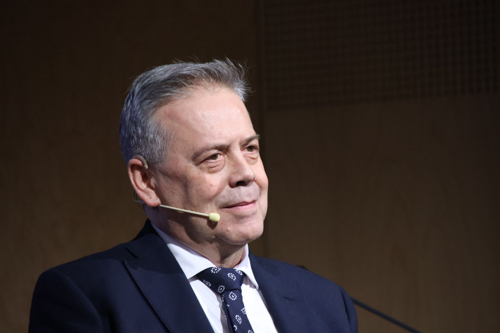 El consejero de Sanidad, Alejandro Vázquez Ramos, participa en la mesa redonda: '¿Cómo impulsar la oncología radioterápica desde las administraciones públicas? Realidades y perspectivas'