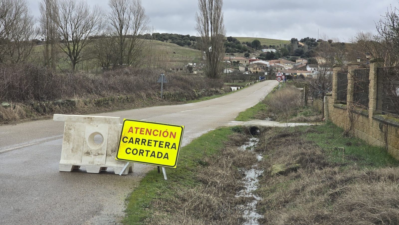 Carretera cortada para acceder a Vega de Tirados