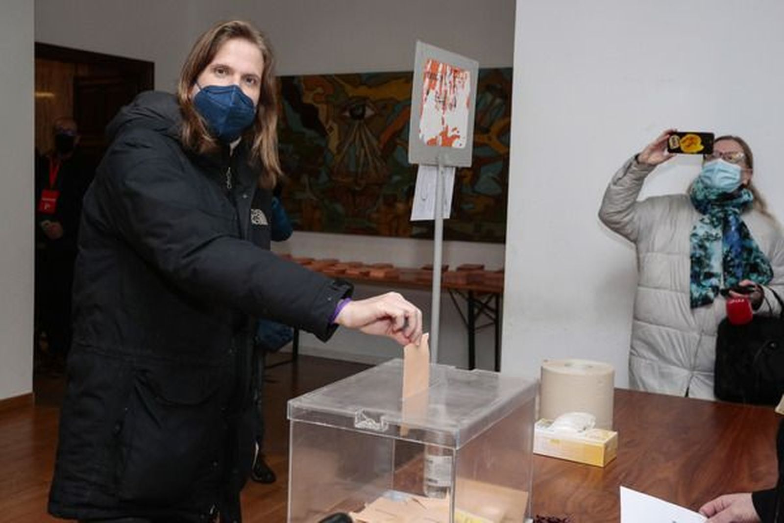 El candidato de Unidas Podemos Pablo Fernández ejerce su derecho a voto