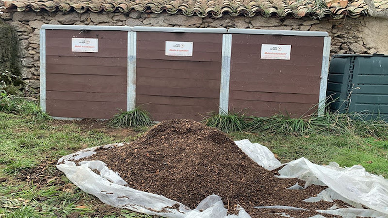 Algunos ayuntamientos han puesto compostadoras comunitarias, aunque las industriales son más rápidas