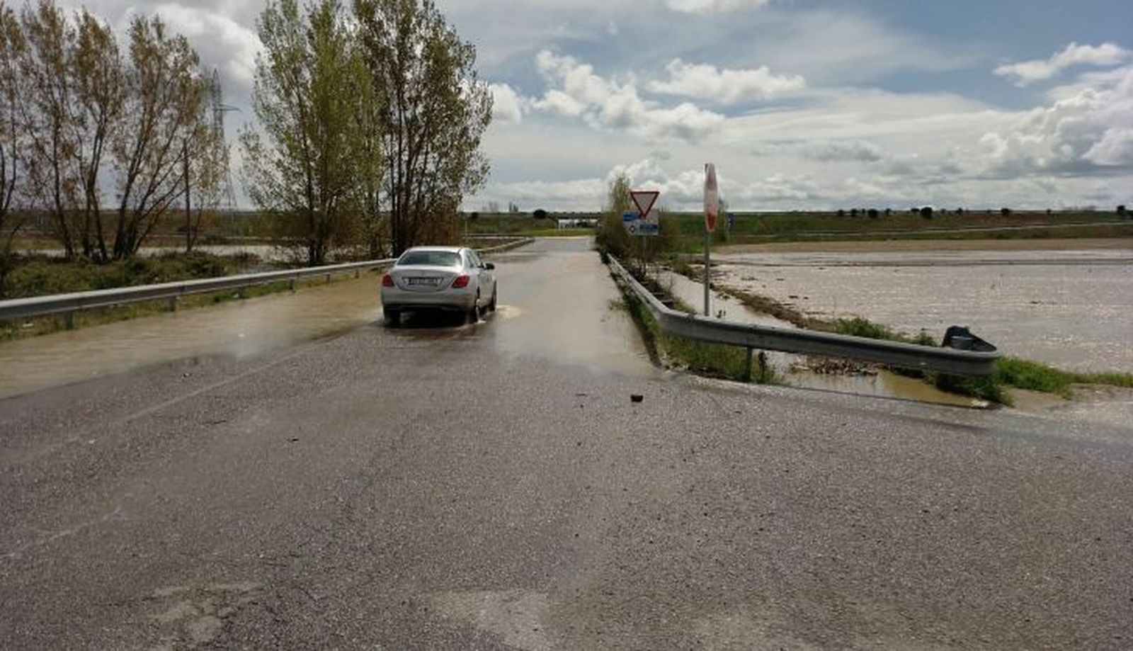 Una gran tromba de agua anega la carretera y un taller en Encinas de Abajo