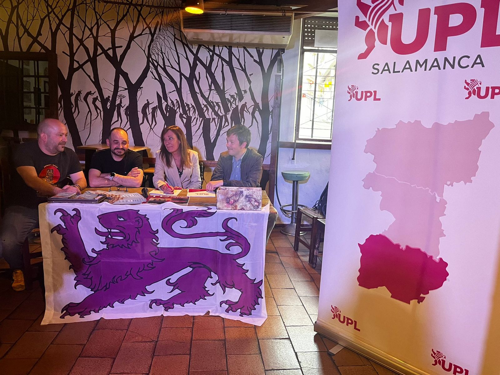 La candidata de UPL a la alcaldía de Salamanca, junto a otros miembros de la candidatura en la mesa del coloquio