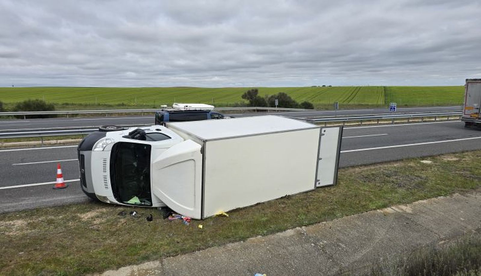 Camión volcado en la A-62