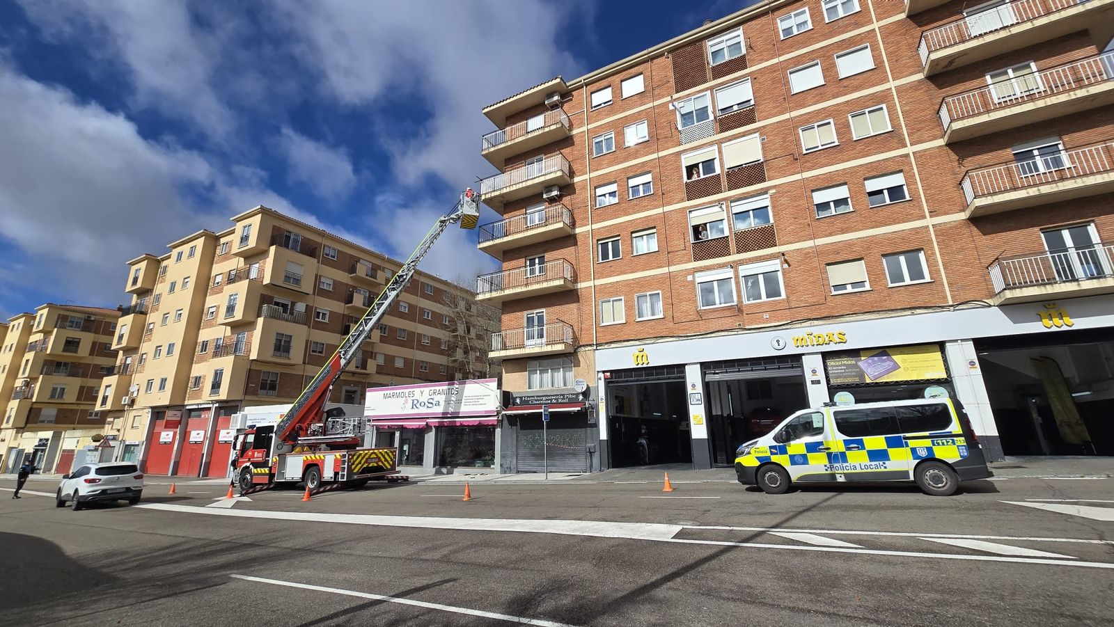 Intervención de los bomberos en la avenida Portugal por caía de cascotes
