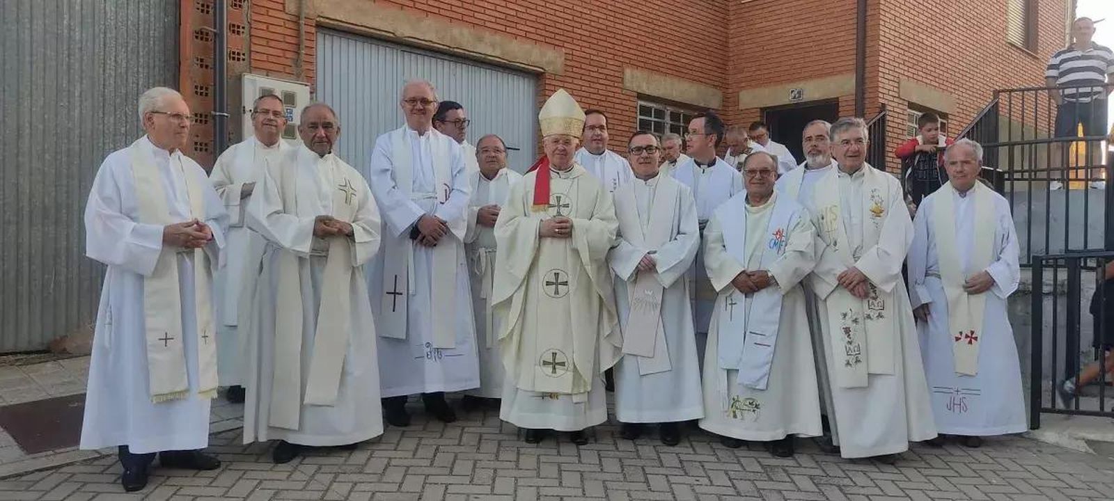 Monseñor Julián Barrio Barrio junto a sus compañeros en el ministerio sacerdotal. FOTO BENAVENTE DIGITAL