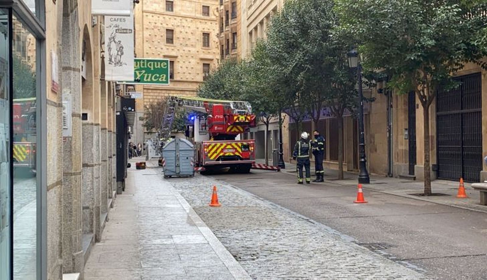 Los Bomberos revisan la azotea de un edificio en la calle Rector Tovar