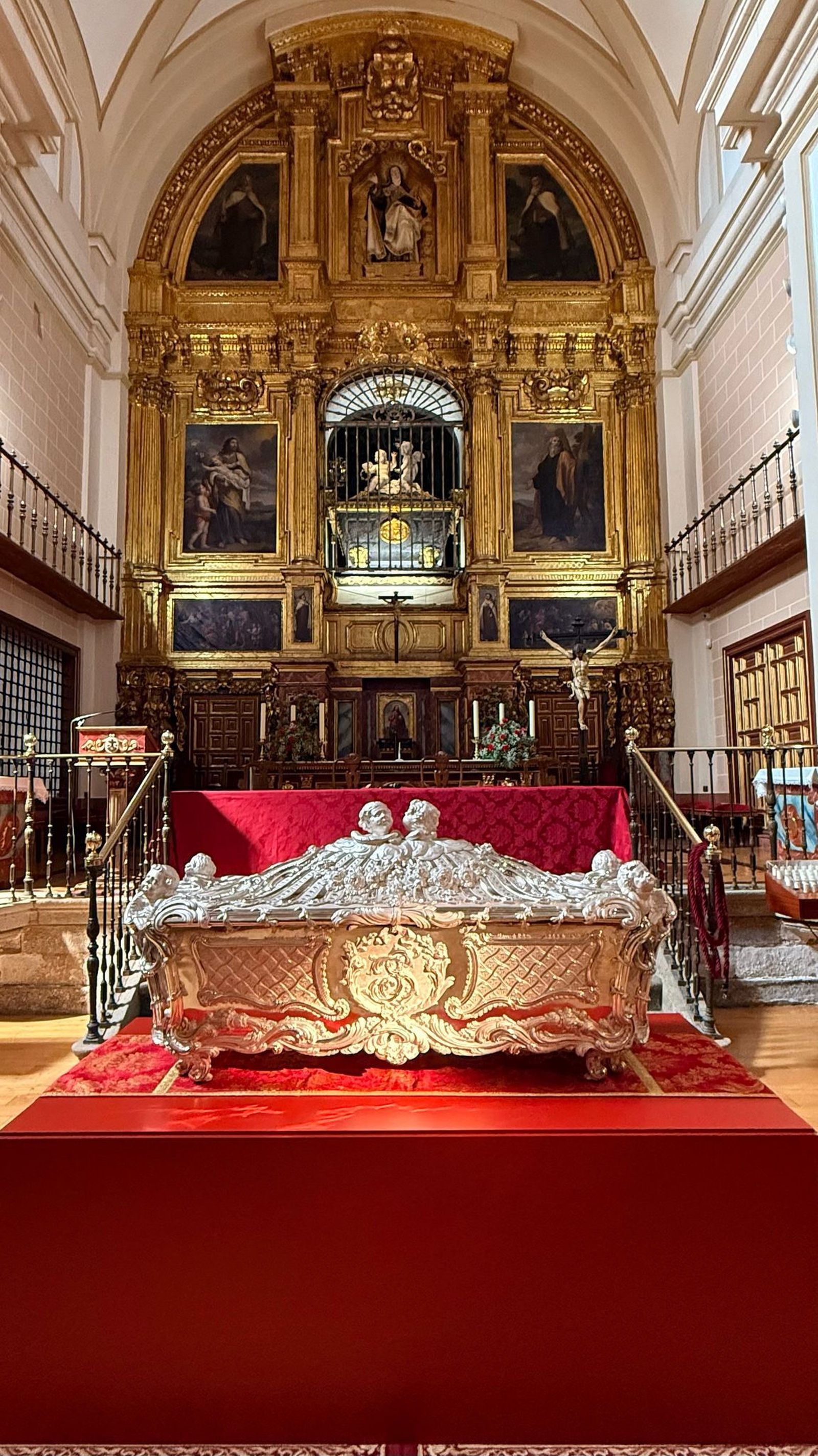Presentación de la urna de plata restaurada del sepulcro de Santa Teresa en Alba