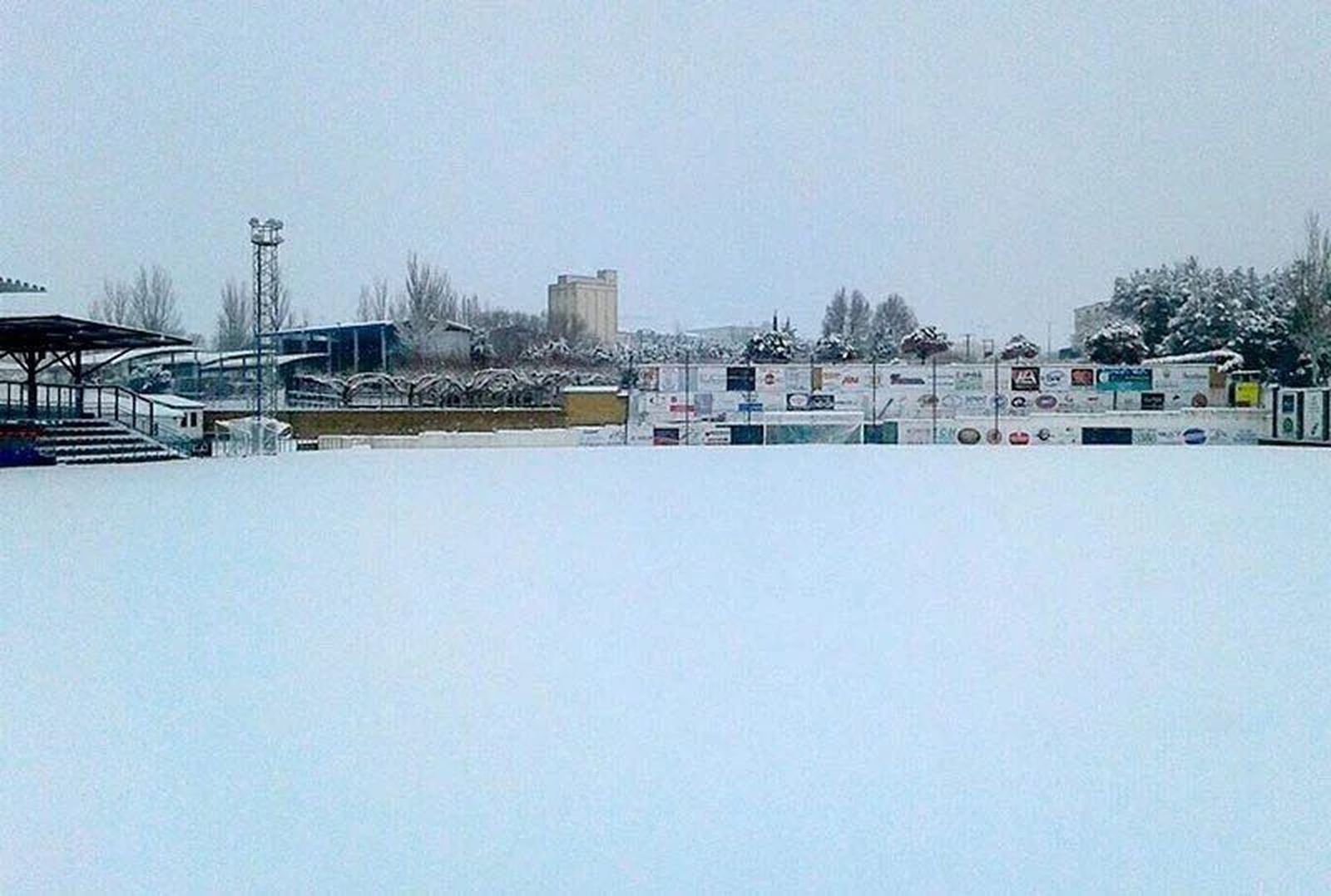 El Municipal Luis Ramos, completamente nevado / FOTO: CD Guijuelo.