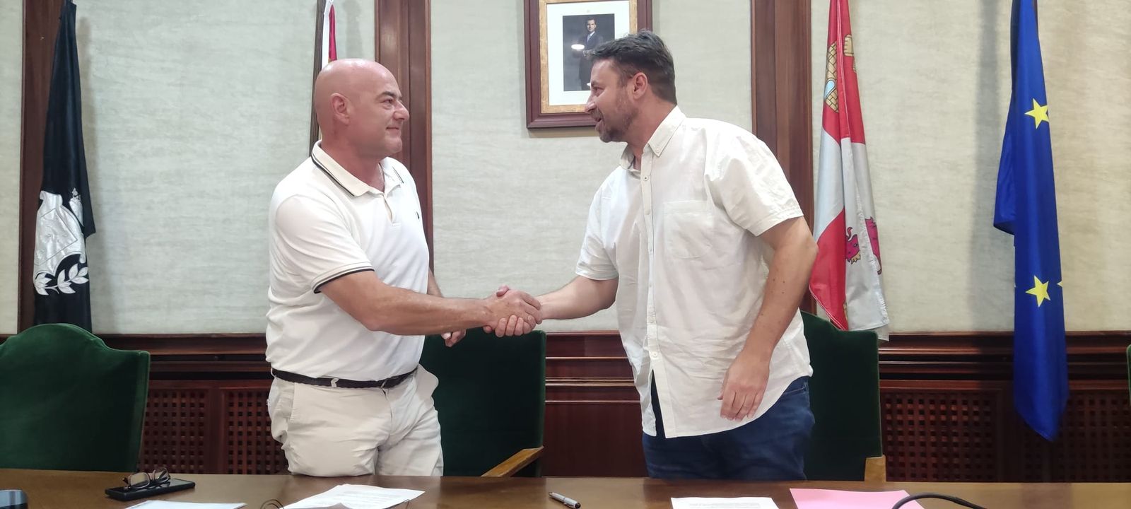 Javier Garrido de Tú Aportas Béjar y Antonio Cámara firman el acuerdo de Gobierno