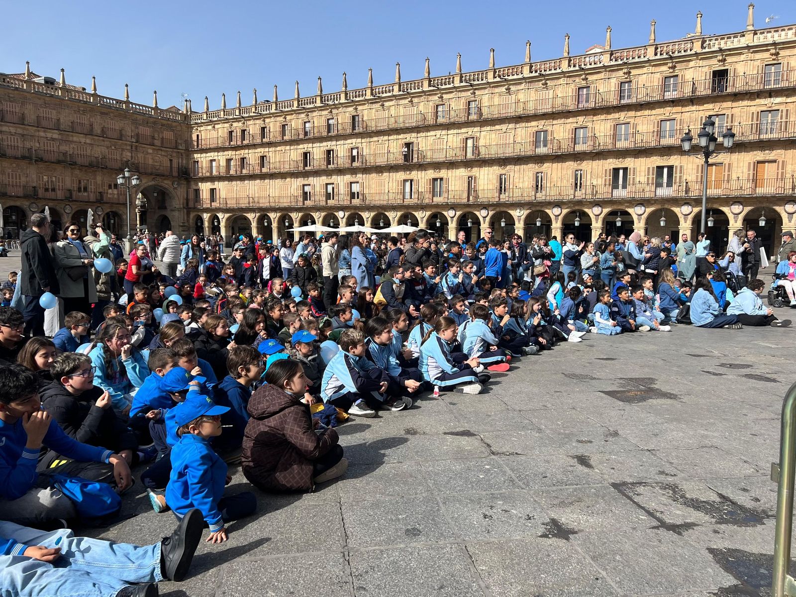 Acto de sensibilización en la Plaza Mayor de Salamanca con motivo del Día Mundial de Concienciación sobre el Autismo