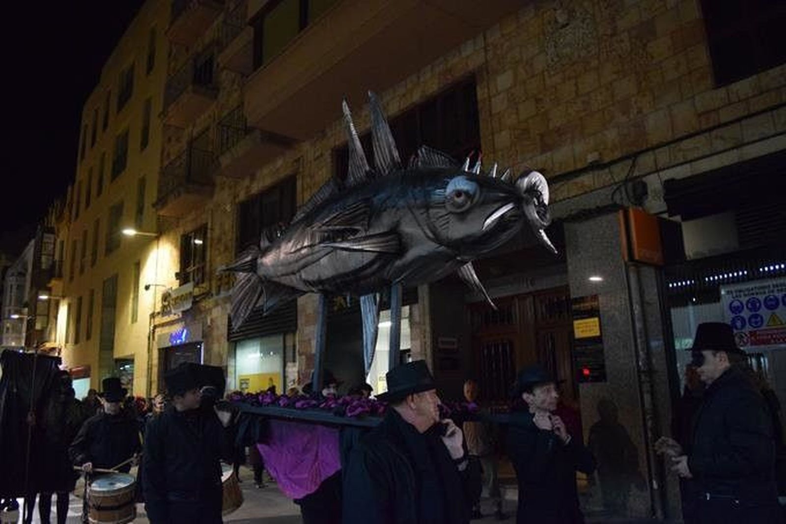 Los zamoranos lloran a la sardina en la despedida del carnaval