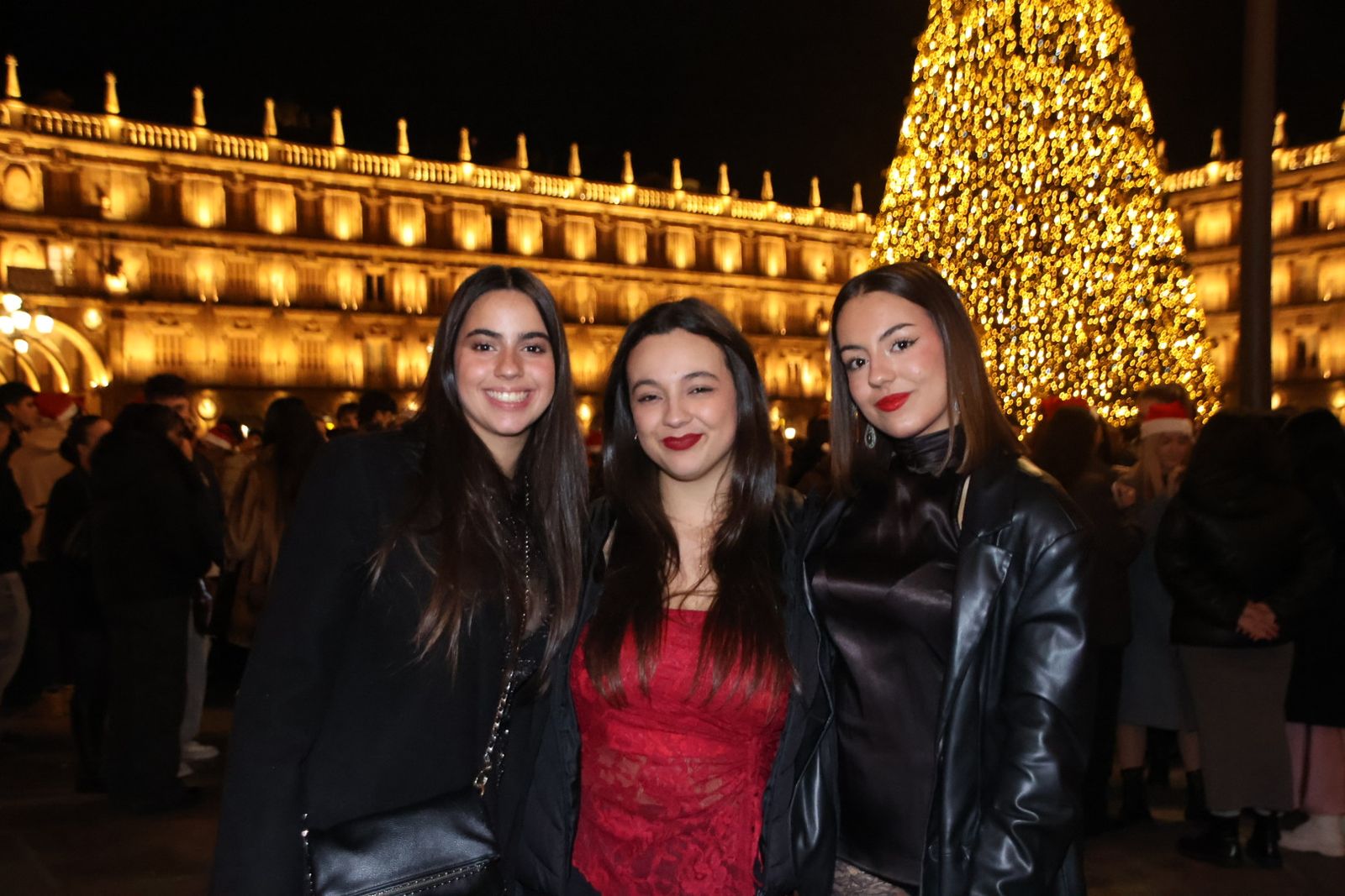 Miles de personas disfrutan de las campanadas y la fiesta del Fin de Año Universitario