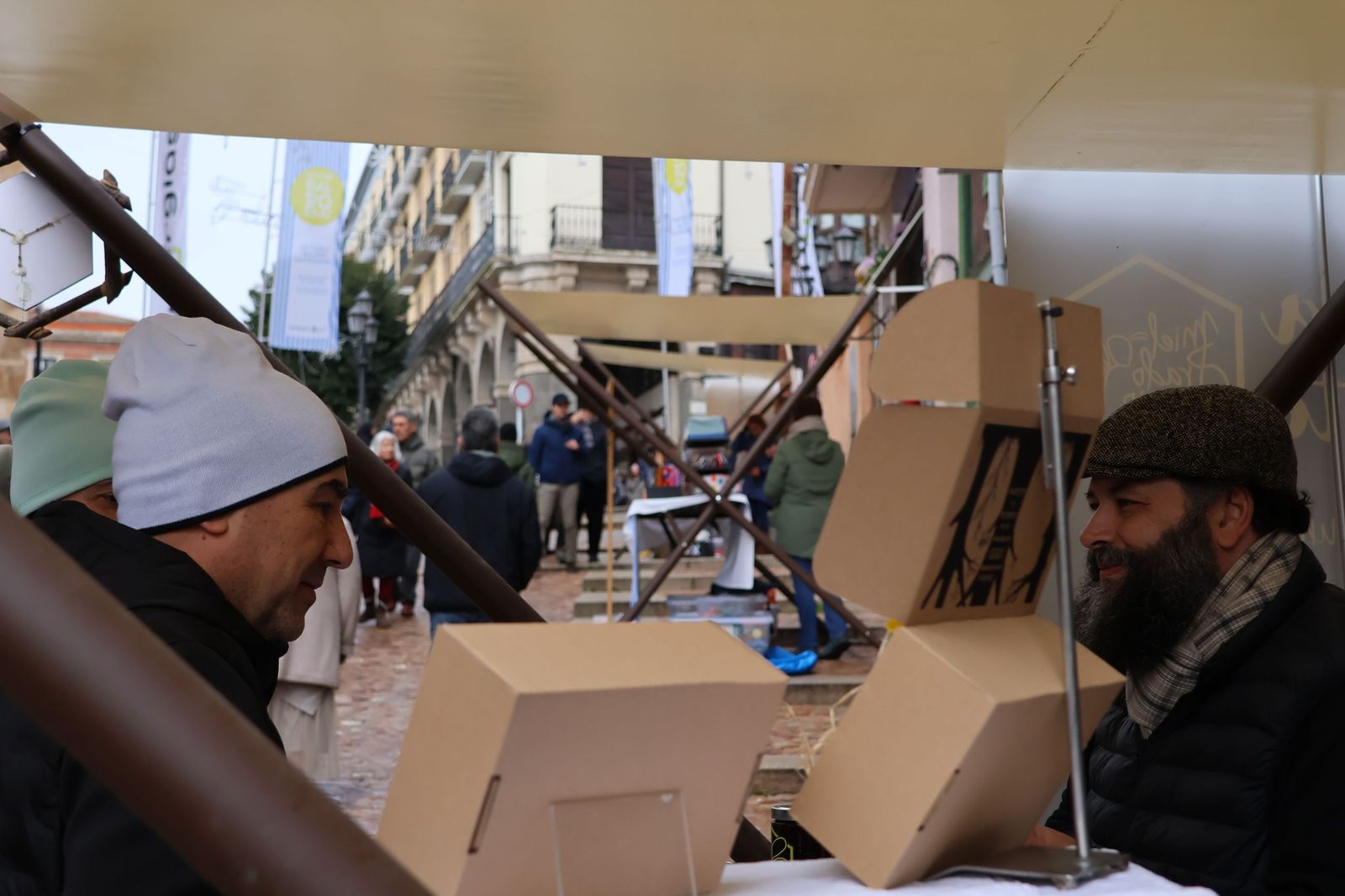 GALERÍA | El mercado de artesanos en la calle Balborraz como escaparate del producto local