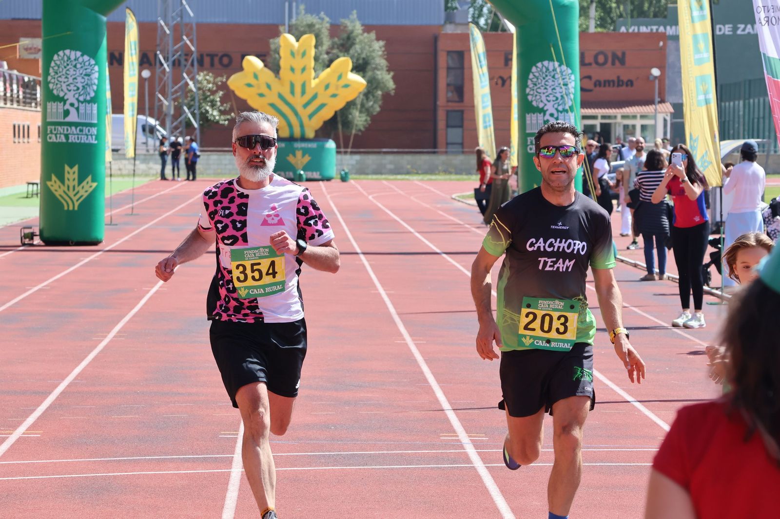 GALERÍA | Revive en imágenes la llegada a meta de los atletas en la Media Maratón de Zamora