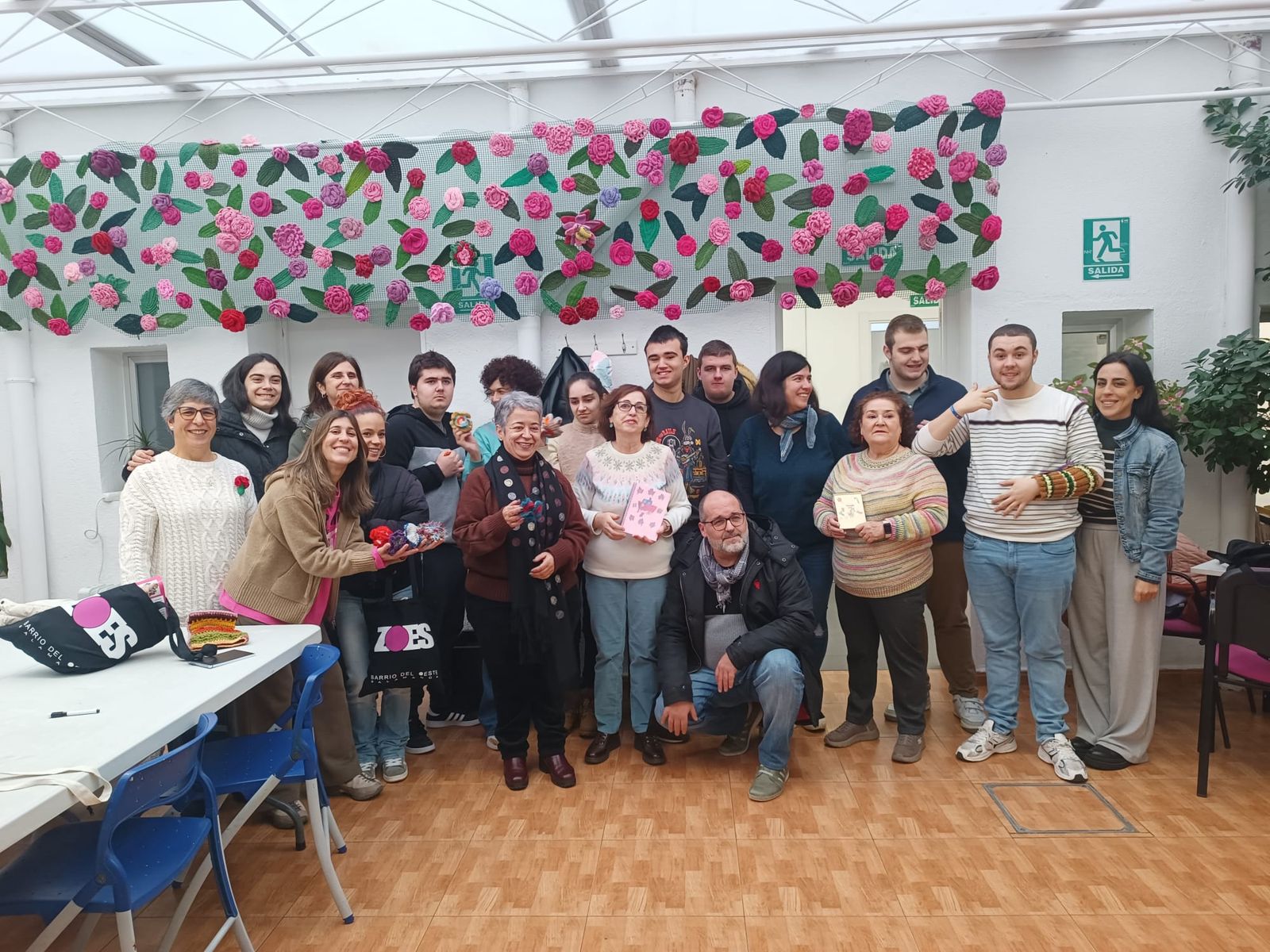 La Asociación ZOES entrega juegos hiperbólicos y manguitos tejidos a ganchillo con lana a entidades sociales de Salamanca