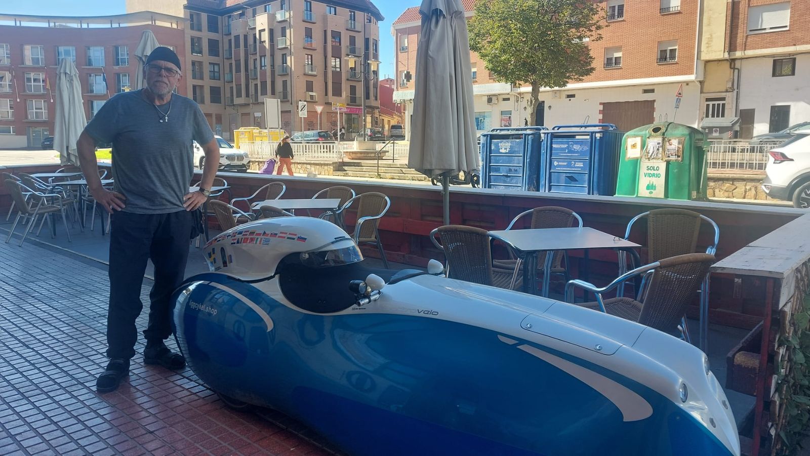 Alve Henricson junto a su 'velomóvil'