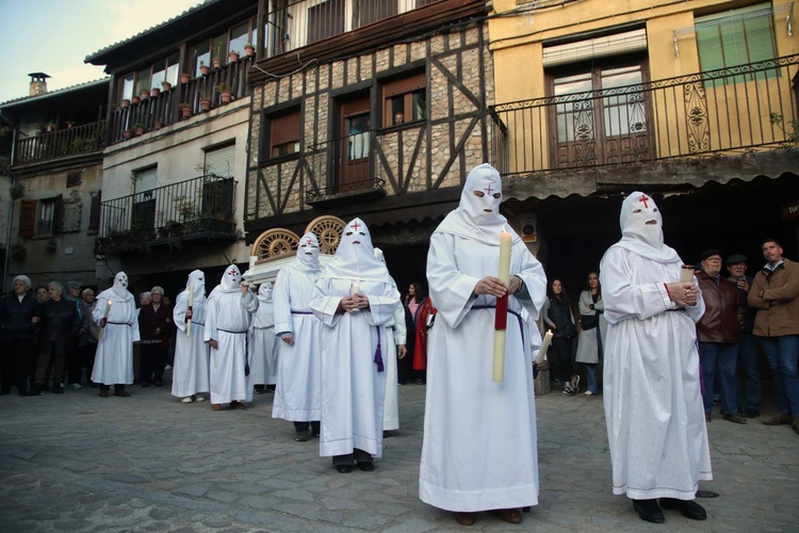 Procesión de Semana Santa en San Martín del Castañar, una tradición con más de un siglo de antigüedad que se mantiene viva generación tras generación entre los vecinos del municipio
