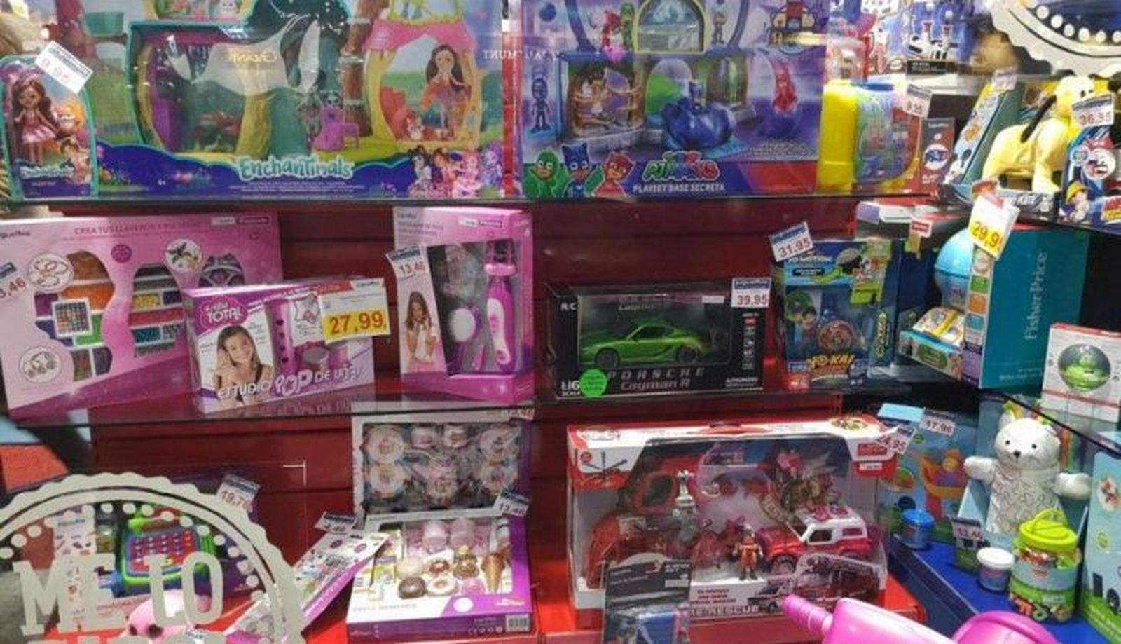 Imagen de archivo de la entrega de juguetes solidarios de la Asociación de Mujeres de Cabrerizos