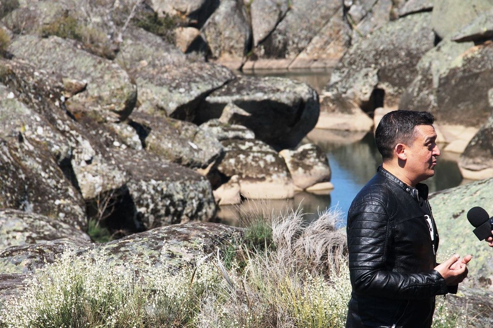 Carles Mulet. Visitando el río Yeltes en Retortillo.