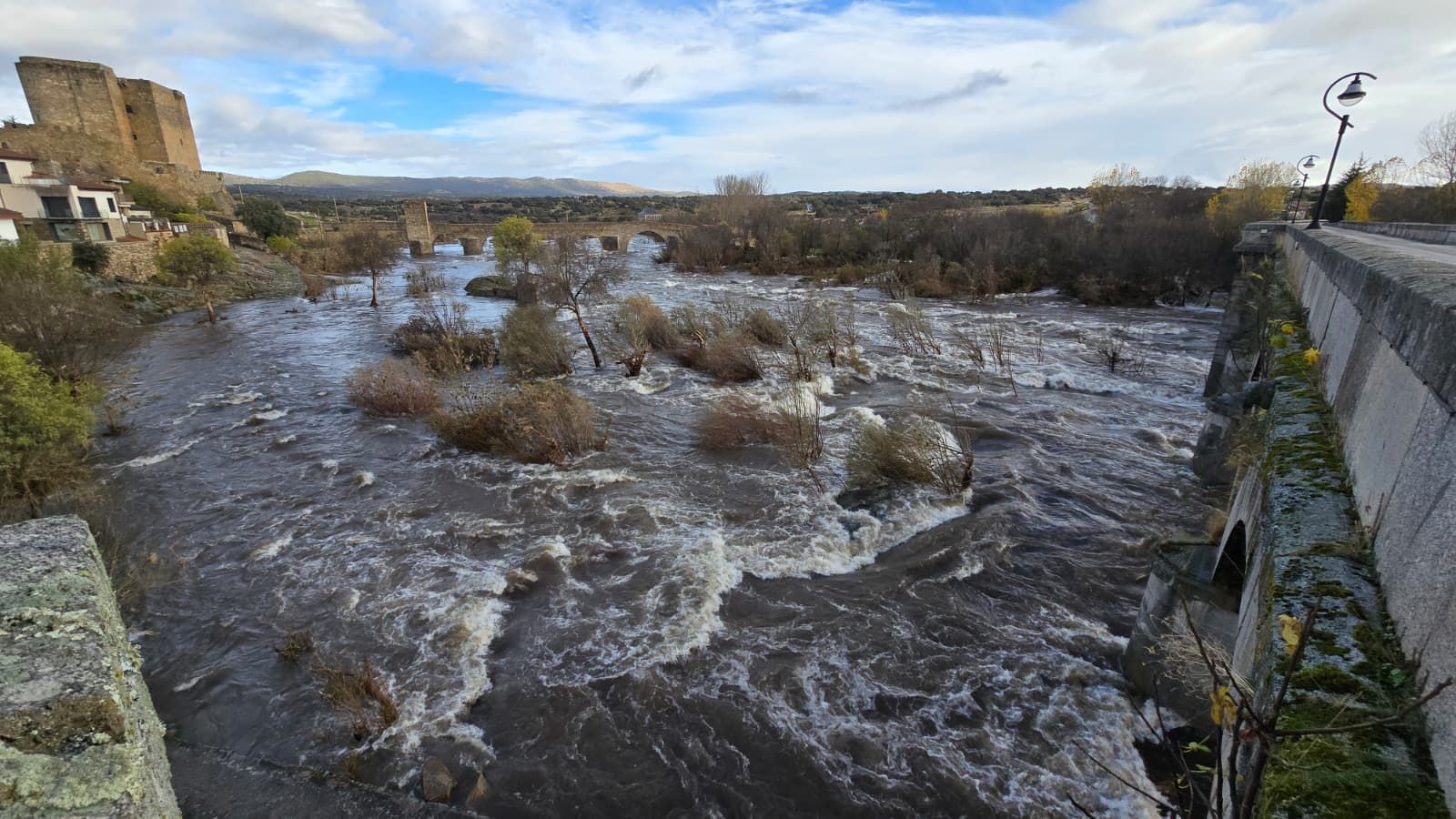 El río a su paso por el puente del Congosto