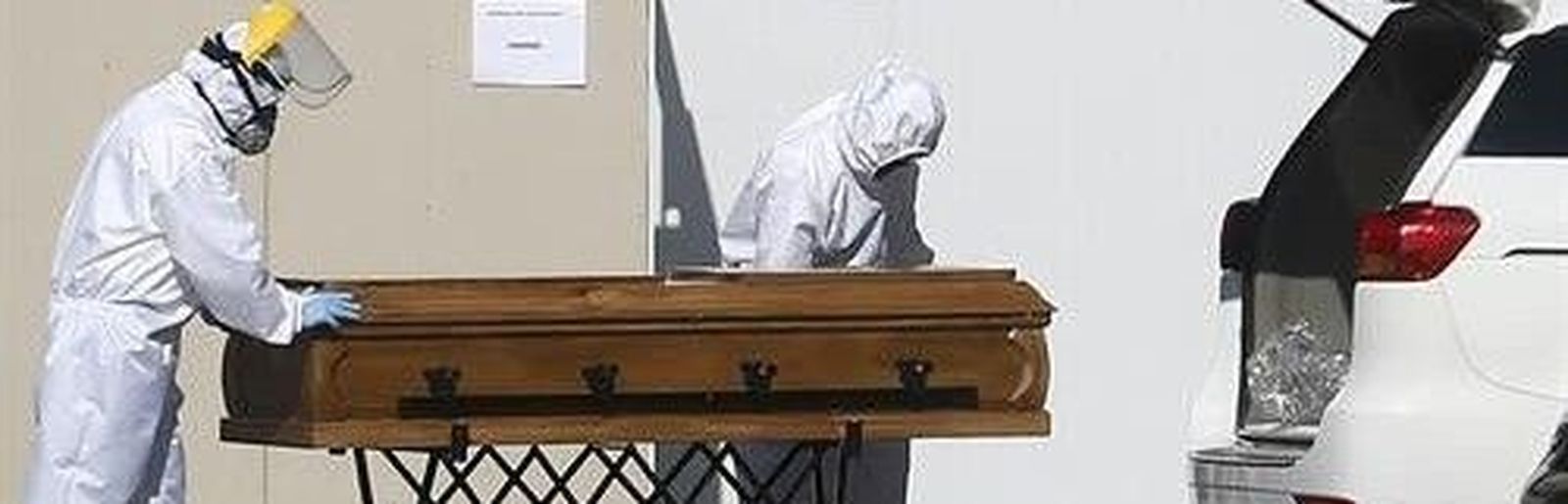 sanitarios trasladan a un fallecido por covid 19