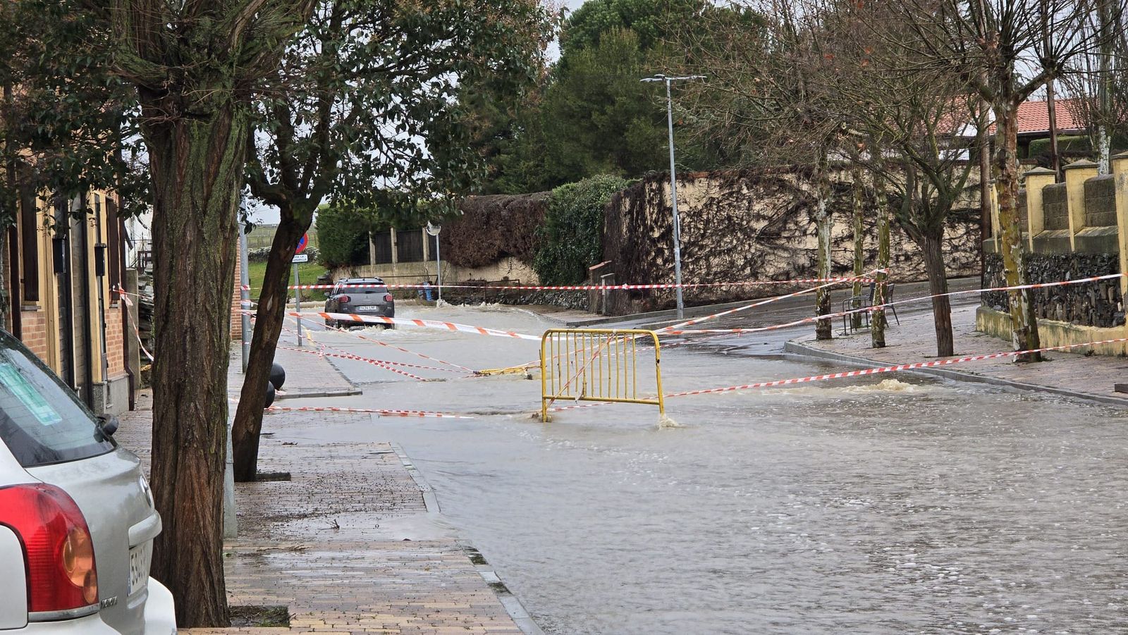 Movilizados los bomberos por una inundación en las calles de Miranda de Azán