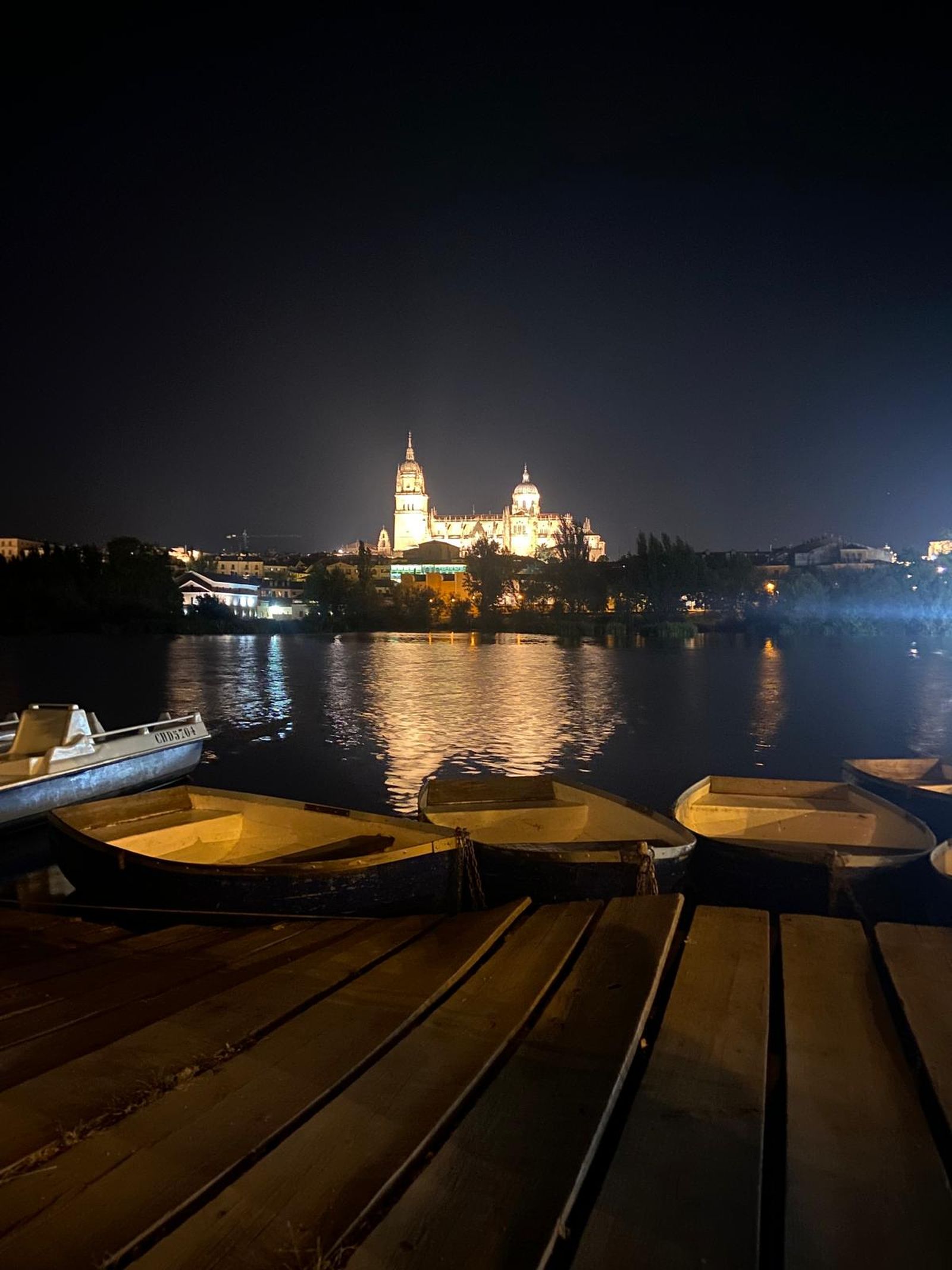 Mirador del embarcadero de Salamanca de noche. Foto de archivo 