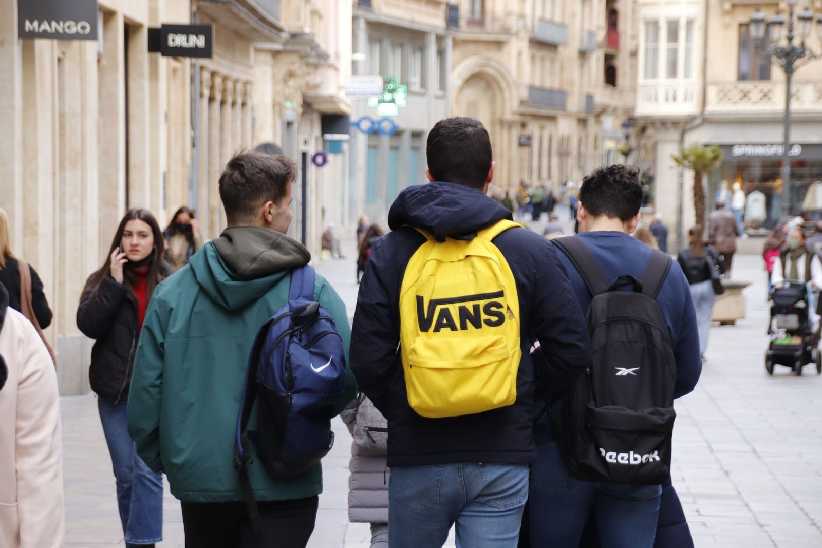 Gente paseando por las calles de Salamanca | Foto archivo