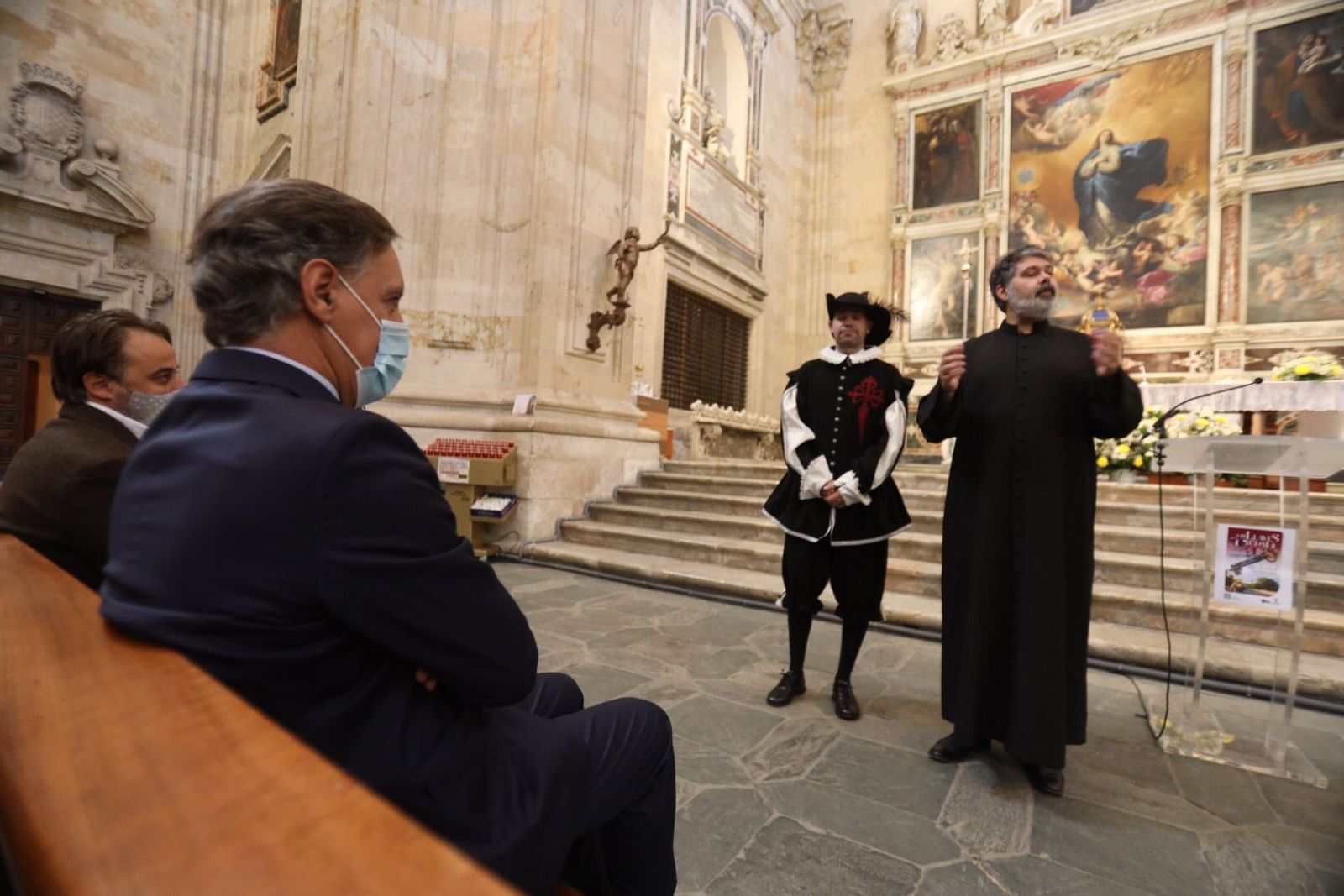 Carlos García Carbayo, observa una de las representaciones que podrán verse en una nueva edición del programa turístico y cultural ‘Las Llaves de la Ciudad’.