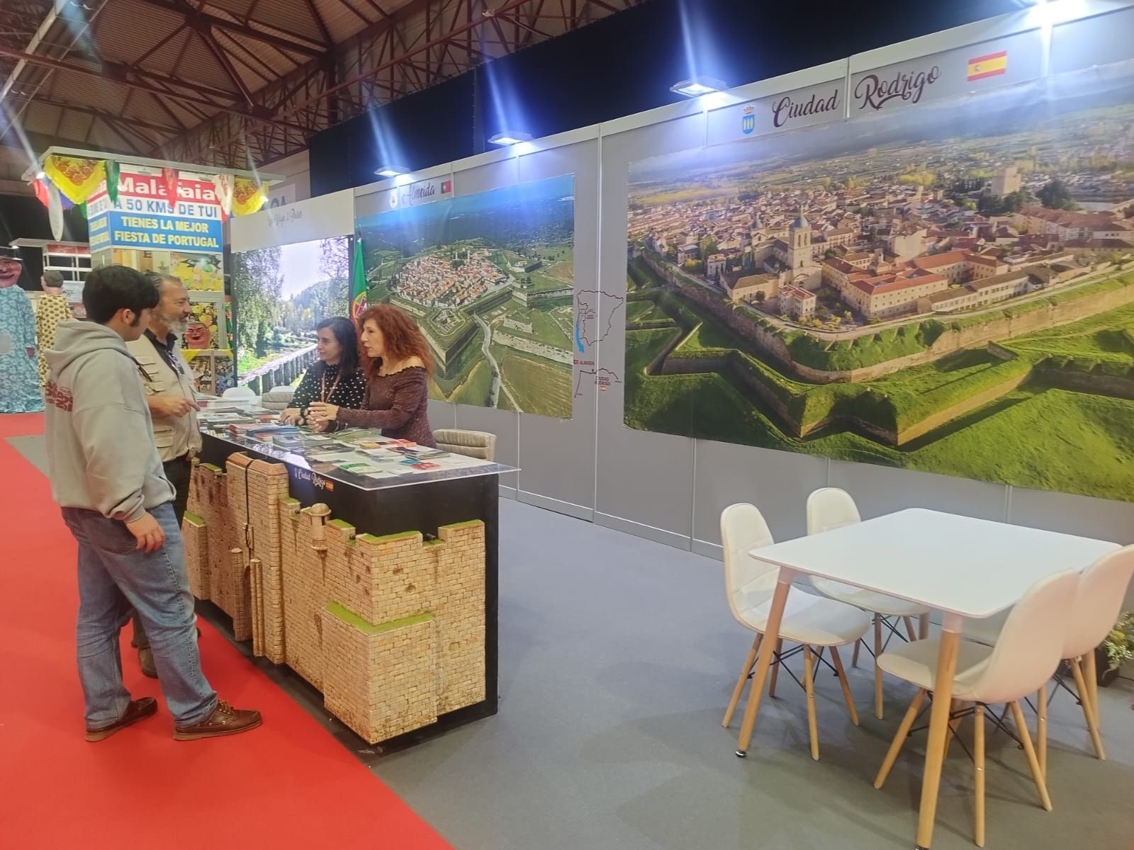 El Ayuntamiento de Ciudad Rodrigo con un stand presente en el municipio de Almeida. Foto Ayuntamiento Ciudad Rodrigo El Ayuntamiento de Ciudad Rodrigo con un stand presente en el municipio de Almeida. Foto Ayuntamiento Ciudad Rodrigo