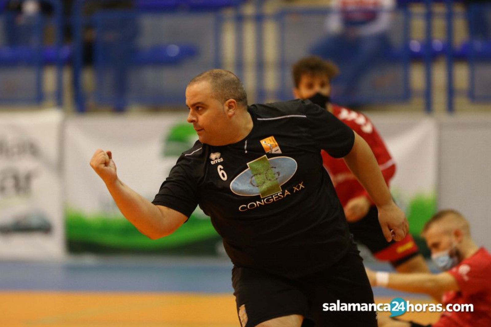 Sebas Elena celebra un gol ante BM Pinto.
