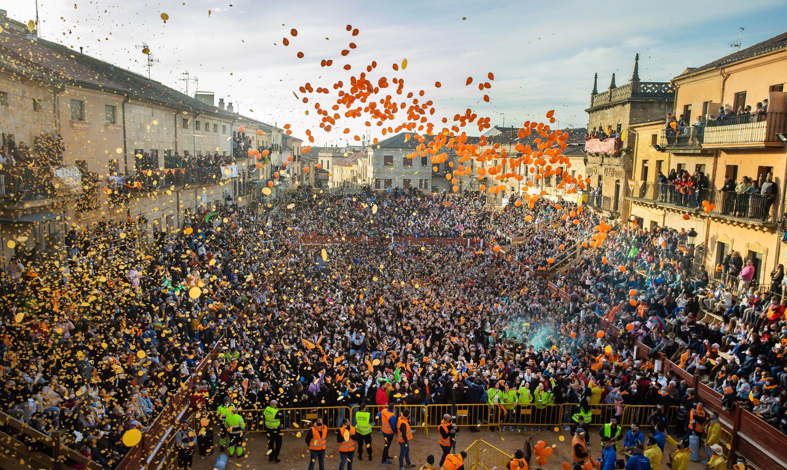 Miles de personas celebran el comienzo del Carnaval del Toro 2022 con el tradicional 'El Campanazo' en Ciudad Rodrigo. Foto ICAL