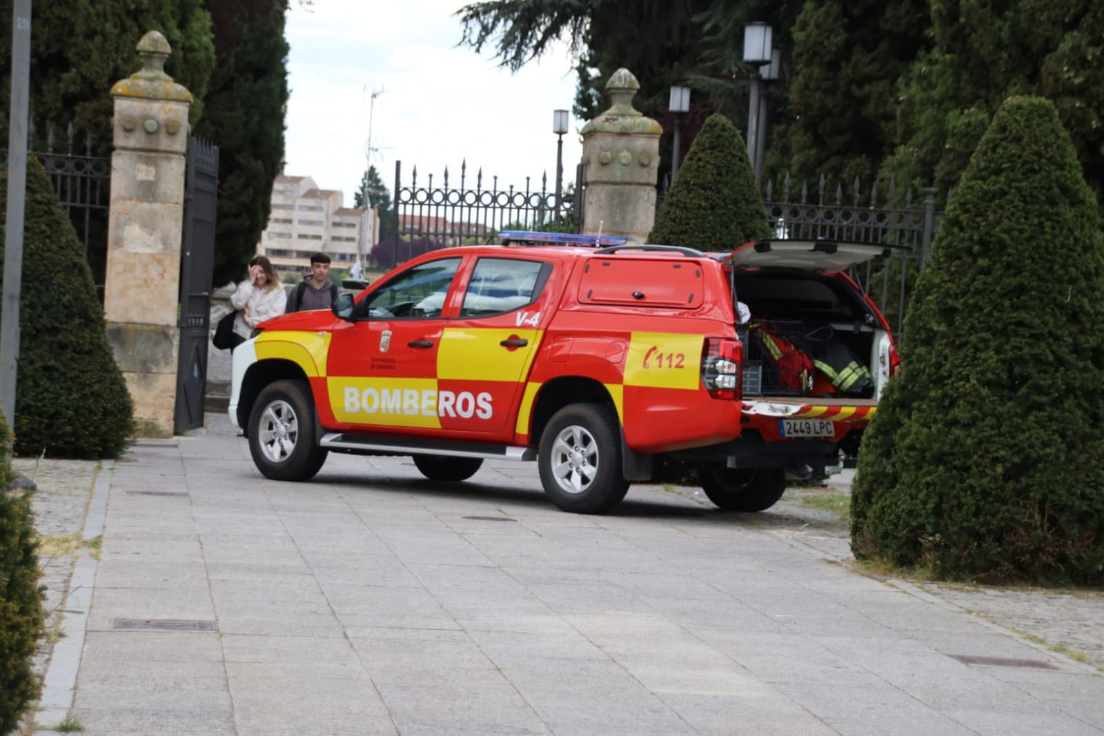 los-bomberos-acuden-a-rescatar-a-un-perro-que-habia-caido-en-el-mirador-de-la-facultad-de-ciencias-fotos-andrea-m-3