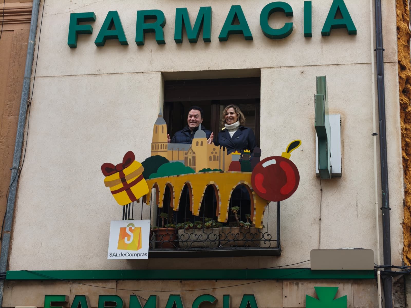 El Ayuntamiento de Salamanca potencia el comercio local de la Rúa con decoración en sus balcones