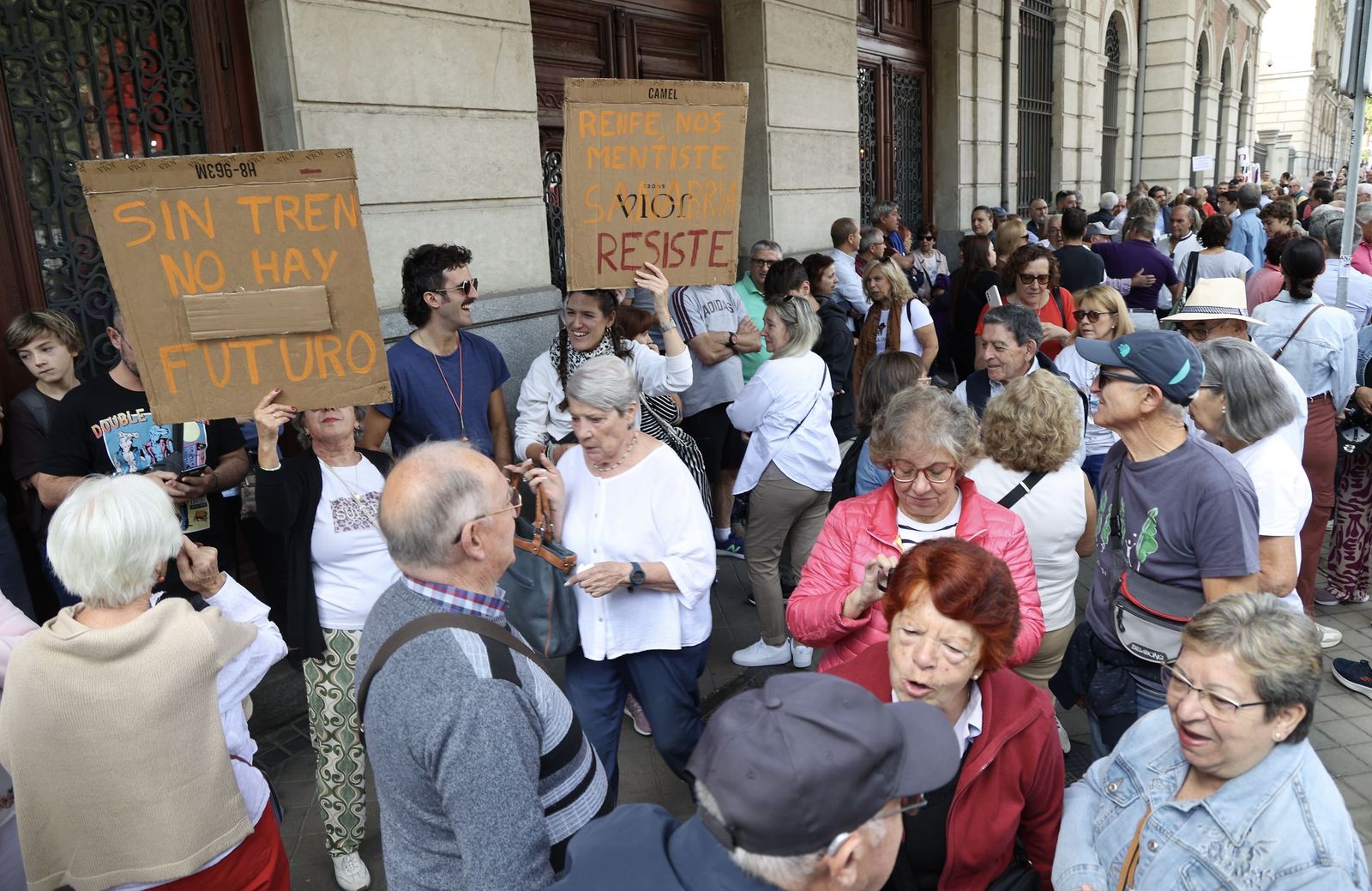 Movilización frente a Renfe (Madrid) por la cancelación de paradas de tren