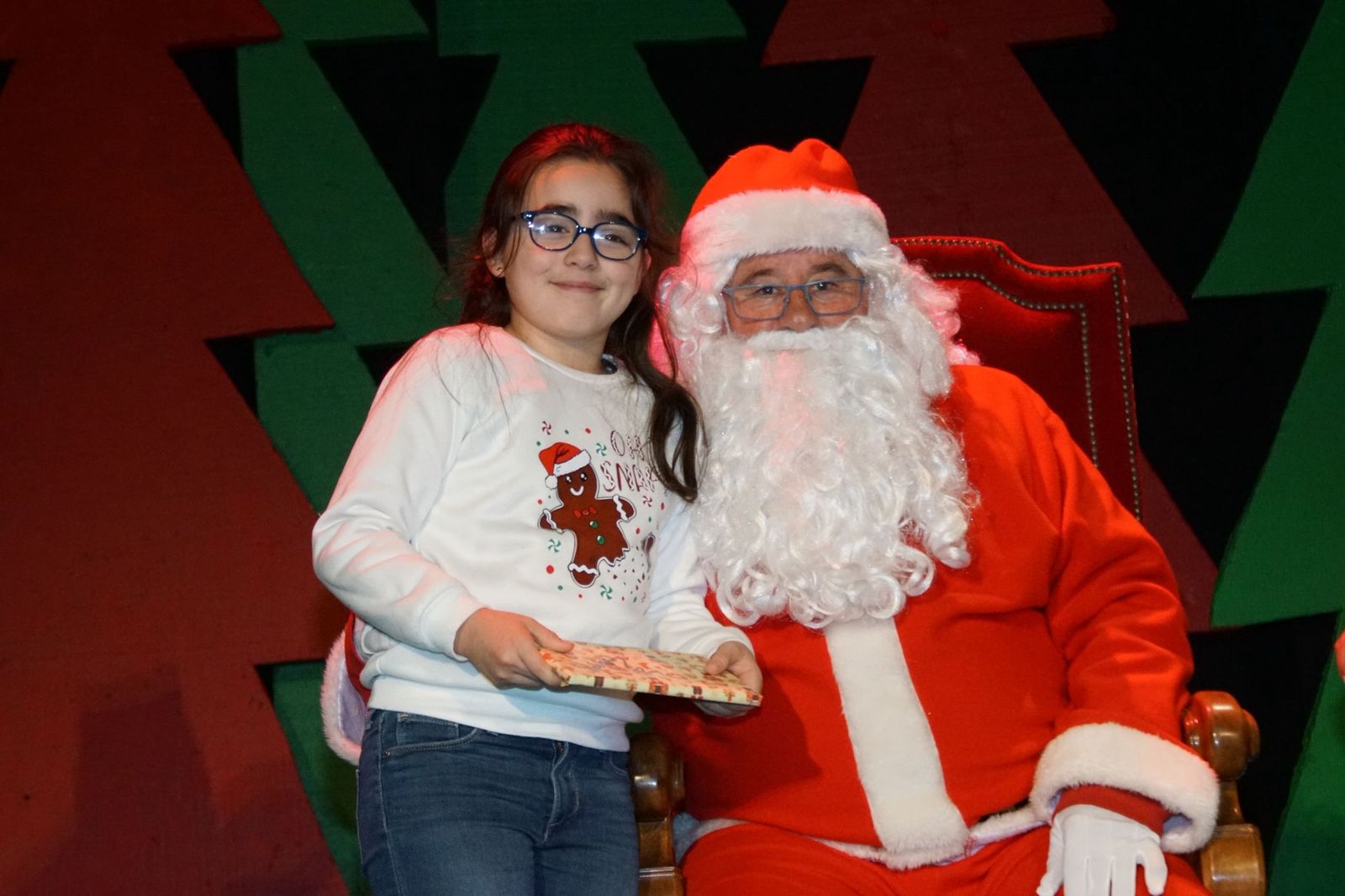 Papá Noel recorre las calles de Alba de Tormes y entrega regalos a los niños